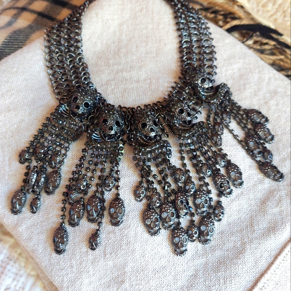 NWOT Beautiful Multiple Black Skulls Choker Necklace